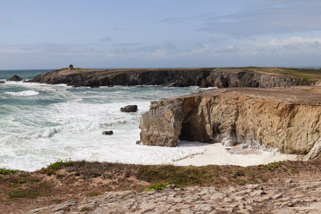 Spectacular cliffs and stone arch Arche de Port Blanc on famous coastline Cote Sauvage, Quiberon, Brittany (Bretagne), Franceの写真素材