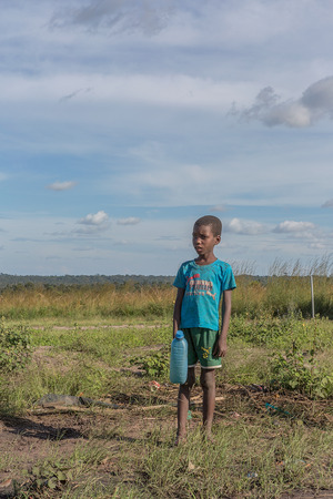 DUNDO/ANGOLA - 23 APRIL 2015 - African rural children carrying water. Angola, Dunのeditorial素材