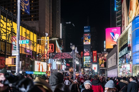 NYC/USA 31 DEZ 2017 - People walking in times square, new york by nightのeditorial素材