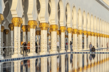 UAE/ABUDHABI - 15 DEZ 2018 - Facade of arabic mosque in Abu Dhabi with sunset light. Great mosque. UAEのeditorial素材