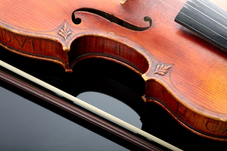Violin and bow on dark backgroundの写真素材