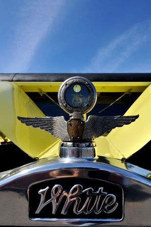 Auto icon in the form of an eagle on the hood of a retro yellow carのeditorial素材