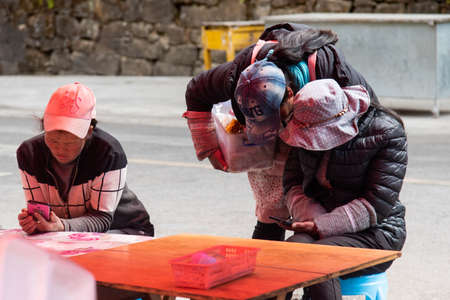 February 2019. Street food vendors at the foot of Baoxiang temple is also called Shibao temple, which is located in the precipitous cliff of the Foding mountain in Dalì.のeditorial素材