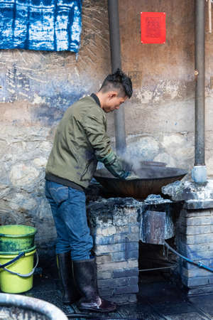 Zhoucheng Village It has earned the nickname? The Hometown to Tie-dyeing ?. The delicate and colorful dyeing process appeals to many travelers at both home and abroad. travelers can have a view of the tradtional architecture and daily life of Bai ethnic mのeditorial素材