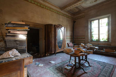 September 2021, Italy. Old villa long abandoned somewhere in the north of Italy. Urbexのeditorial素材