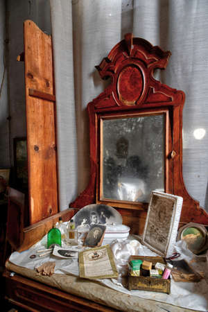 URBEX. FORGOTTEN OBJECTS INSIDE A WORRING ABANDONED HOUSE IN NORTHERN ITALYのeditorial素材