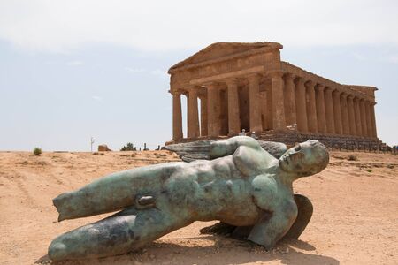 Temple of Concordia with statues of Icarus, Temples Valley, Agrigento, Sicily.のeditorial素材