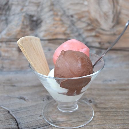 Chocolate and strawberry ice cream in a glass cupの写真素材