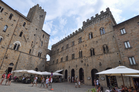 VOLTERRA, ITALY - CIRCA AUGUST 2016: Piazza dei Priori squareのeditorial素材