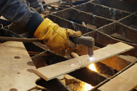 Cutting metal for recycling with plasma equipment 