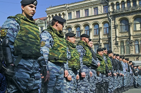 ST PETERSBURG - MAY 1: Police officers lined to keep order during opposition protest rallies May 1, 2008, in St Petersburg, Russia.のeditorial素材