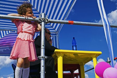 ST PETERSBURG - JUNE 28: Girl, 8, looks at carnival procession at Life in Pink festival June 28, 2008 in St Petersburg, Russia.のeditorial素材