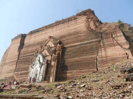Pahtodawgyi stupa Mingun Myanmarの写真素材