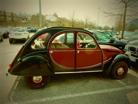 2CV in Fabriano, Marche, Italyのeditorial素材