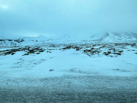 <p>Icelandic landscape with snowy mountains and blue sky in winter.</p>の写真素材
