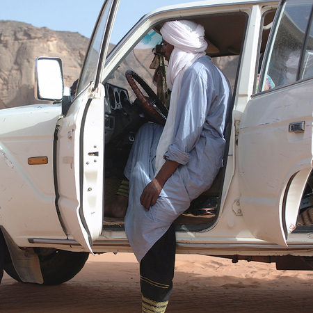 Ubari Desert, Libya - May 04, 2002 : Tuareg in a carのeditorial素材