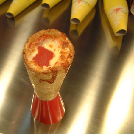 Milan, Italy - April 19, 2004 : kono pizzaのeditorial素材