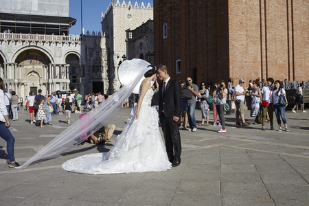 Venezia, Italy - September 08, 2015 : Chinese newlyweds in PIazza San Marco for their marriage photo shootingのeditorial素材