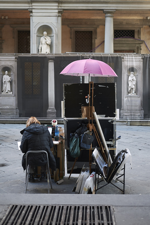 Florence, Italy - April 15, 2019: Painter in front of Uffizi Galleryのeditorial素材
