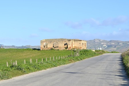Sicilian Country Road with an Old Farmhouse, Mazzarino, Caltanissetta, Italy, Europeの写真素材