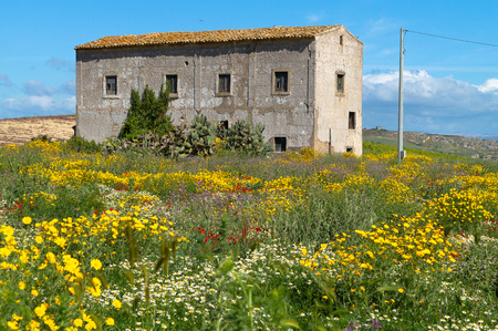 Old Farmhouse in the Sicilian Countryside, Caltanissetta, Sicily, Italy, Europeの写真素材