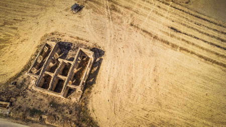 Abandoned Old Farmhouse in the Sicilian Countryside, Caltanissetta, Sicily, Italy, Europeの写真素材