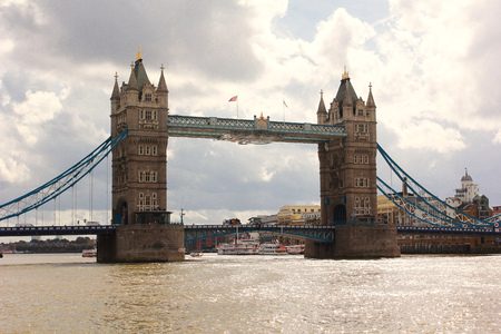 Tower Bridge on a Warm Summers Dayの写真素材