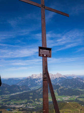 Top of Wildseeloder mountain, cross; sign says: 2119 meters; The Loder cross, erected on Saturday, 8th of June 1901, by section Fieberbrunn of German and Austrian Alp society; built by iron mills in Fieberbrunn cottage, this cross is one of the latest proのeditorial素材