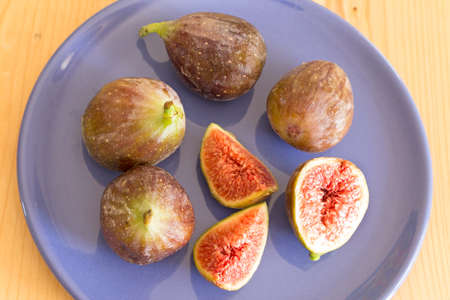 Ripe figs on a blue plate.の写真素材