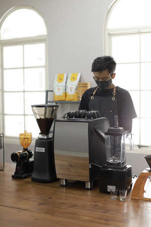 A Professional barista preparing and demonstrating coffee alternative method at the coffee shop with beautiful cafe concept.のeditorial素材