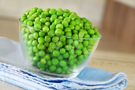 young fresh green spring peas in glass bowlの写真素材