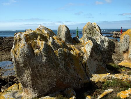 bizarre Kustenfelsen an Hafeneinfahrtの写真素材