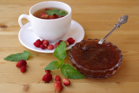 Tea with ripe strawberries on wooden tableの写真素材