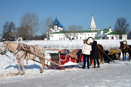 SUZDAL, RUSSIA - February 21, 2015: Horse carriage on the background of the Kremlinのeditorial素材