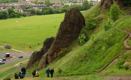 EDINBURG, SCOTLAND - June, 2013: Edinburgh city and mountain viewed from the hillのeditorial素材