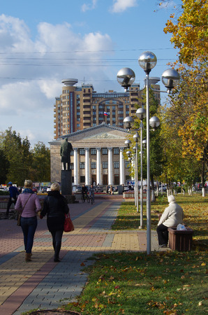 ZHUKOVSKY, RUSSIA - September, 2014: Autumn street in Zhukovskyのeditorial素材