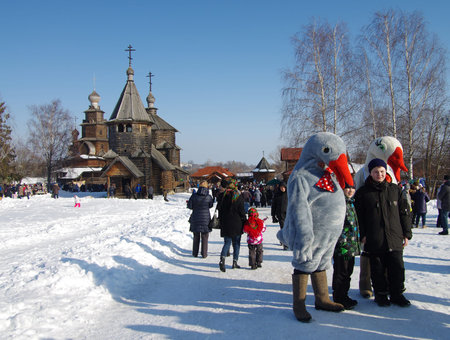 SUZDAL, RUSSIA - February 21, 2015: Tourists are photographed with puppets - geese. Goose fights on Shrovetide - the celebration and folk festival, Suzdal. Maslenitsa or Pancake Week is the ancient Slavic Holidayのeditorial素材
