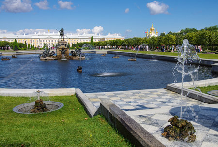 PETERHOF, RUSSIA - August, 2017: Fountain in the park  in Peterhofのeditorial素材