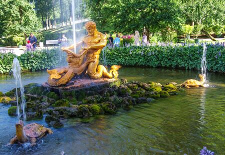 PETERHOF, RUSSIA - August, 2017: Fountain in the park  in Peterhofのeditorial素材
