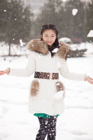 The Chinese girl playing in the snowの写真素材