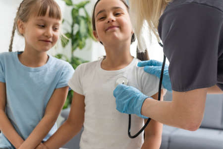 Female pediatrician doctor communicates with little girlの写真素材