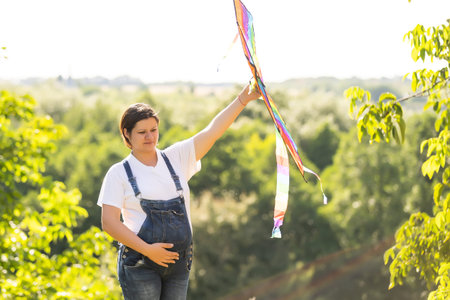 A pregnant woman runs into the sky kite