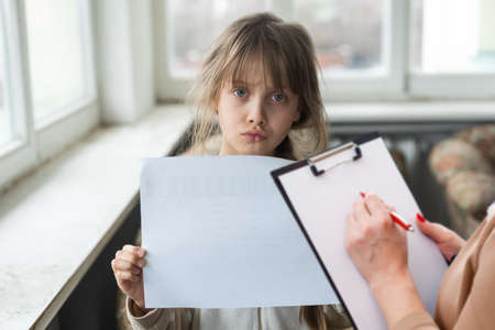 Frightened child. Visit to family psychologist. Attendance to family psychologist.の写真素材