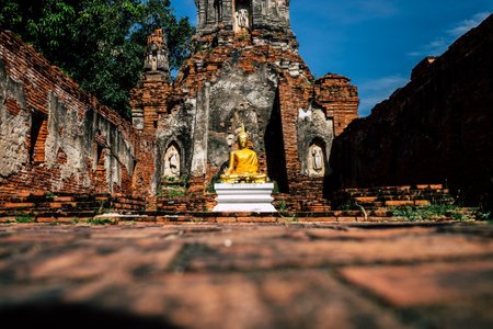 Phra Nakhon Si Ayutthaya , Thailand - December 20 , 2020 : The Buddha statue is located in an ancient site.のeditorial素材