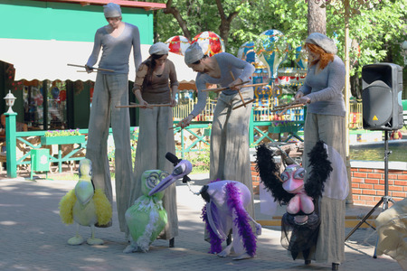 PERM, RUSSIA - JUN, 23, 2014: Bird puppets and puppeteers at show of Perm Puppet theater in Gorky Parkのeditorial素材