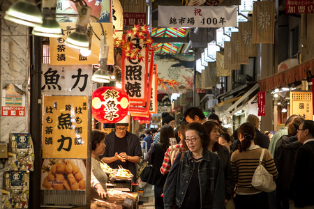 E-KYOTO, JAPAN -Nov 2015: people and tourists in the  famous Nishiki Marketのeditorial素材