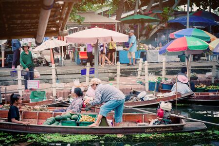 Tha Kha Floating Market, Samut Songkhram, Thailand - November 10, 2017 : The atmosphere of trading goods and food, on vintage boats at Tha Kha Floating Marketのeditorial素材