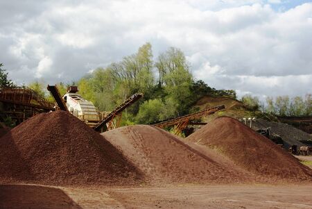 Pozzolan mining and milling in Auvergne