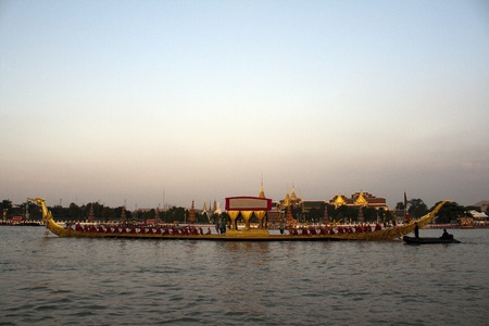 Royal Barge Procession for Royal Kathin Ceremony at Wat Arun (King's 80th Birthday) in à¸ºà¸ºBangkok Thailand on November 5, 2007のeditorial素材