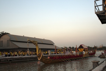 Royal Barge Procession for Royal Kathin Ceremony at Wat Arun (King's 80th Birthday) in à¸ºà¸ºBangkok Thailand on November 5, 2007のeditorial素材